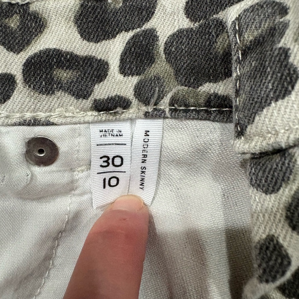 Ann Taylor. Loft. Women’s leopard print modern skinny jean. Size 30/10. - Picture 3 of 8